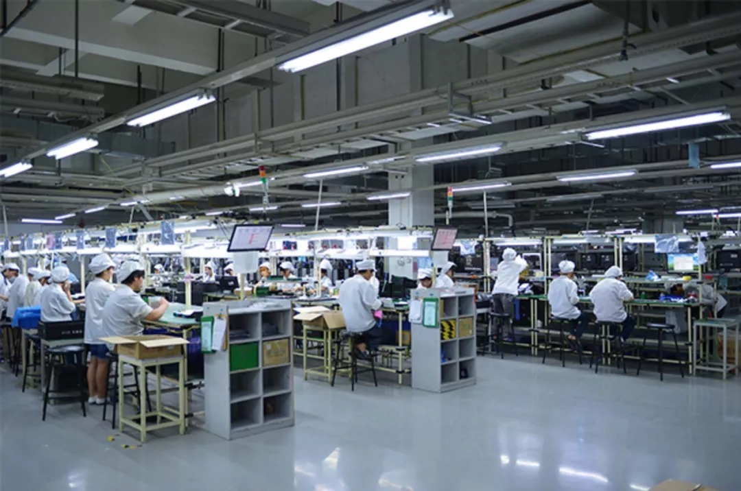 白色安全鞋 穿梭于工厂与数字世界的守护者